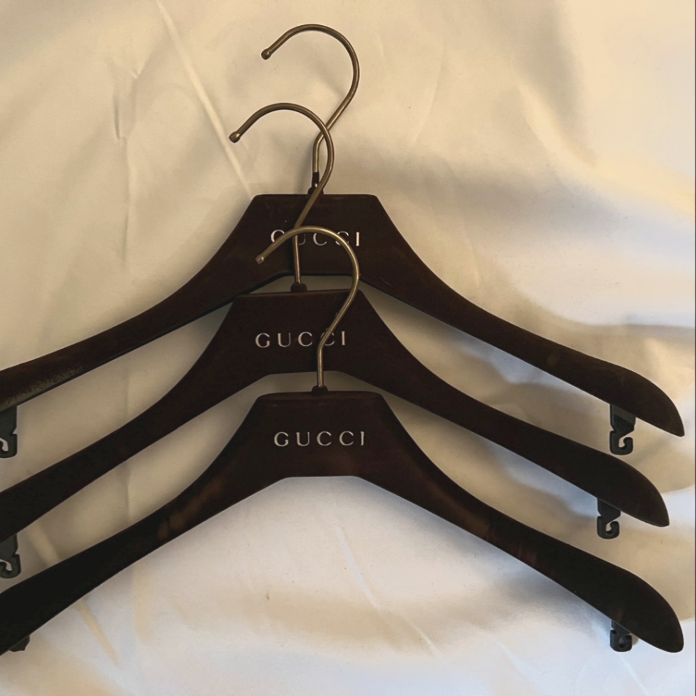 10 Gucci hangers